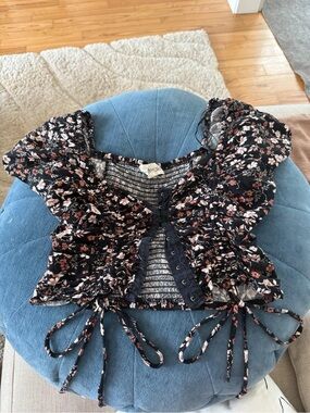 meraki Black Floral Ruffle Tie-Front Crop Top